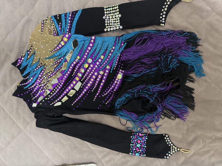 Продам костюм для вытуплений по фигурному катанию