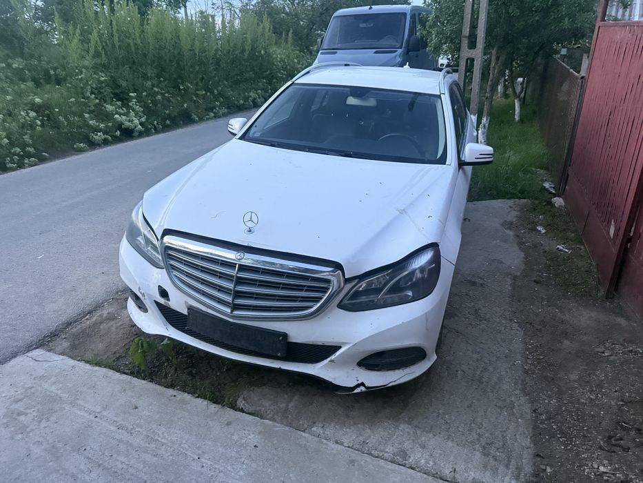 Mercedes E usor avariat