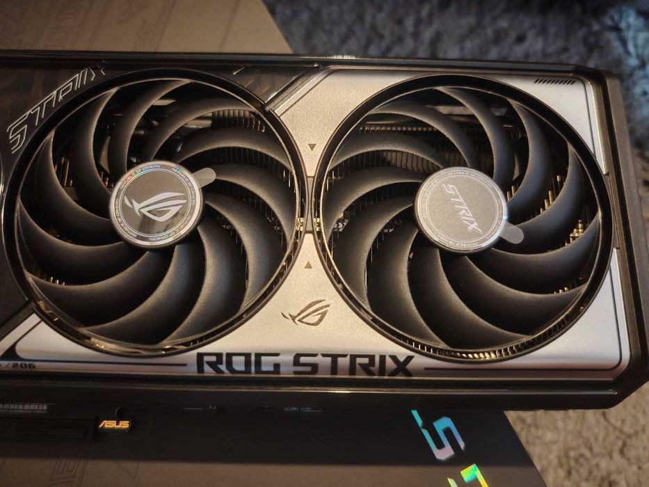 Видео Карта ASUS ROG Strix OC RTX 5070 12GB DLSS , GDDR7