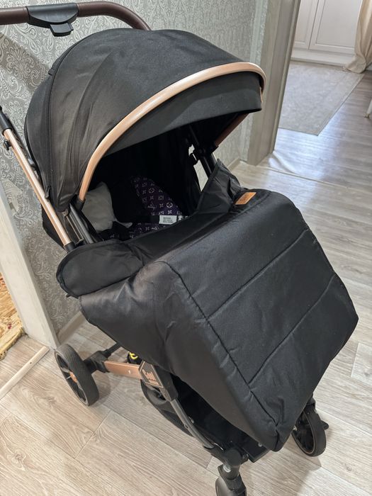 Коляска прогулочная в отличном состоянии