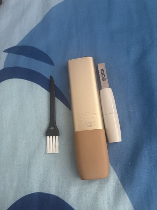 Iqos Iluma one bej  cu periuta si instrument de curatare iqos