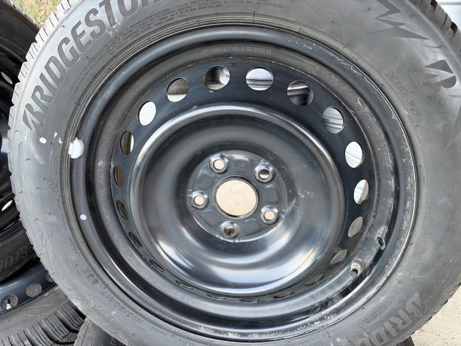 4бр. ПОЧТИ НОВИ Зимни Гуми 215/60R/17 -BRIDGESTONE/DOT:2324- С 17” Железни Джанти 5х114.3 за -TOYOTA/LEXUS/SUZUKI- 6.5Jx17H2, ET35