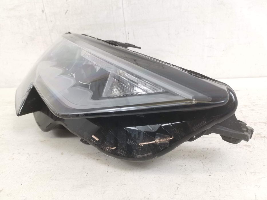 Ауди А3 / Audi A3 8Y - Дясна LED фара оригинална повредена