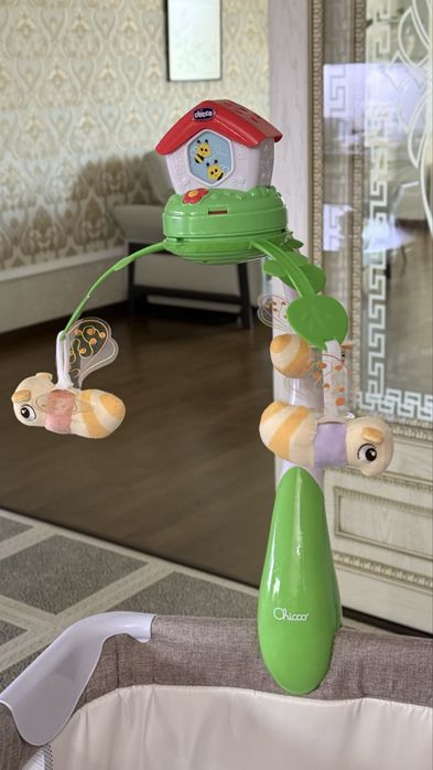 Мобиль мудыкальный Chicco в кроватку пчелки