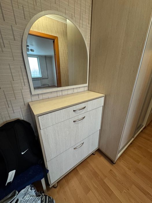 Продам обувницу с зеркалом