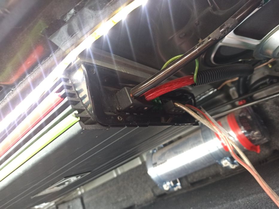 Продам сабвуфер, усилитель, конденсатор.