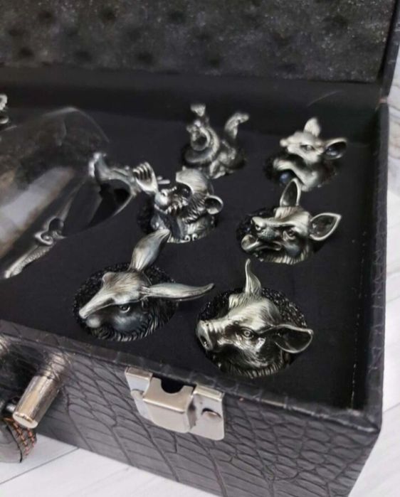 Рюмки с графином в кейсе