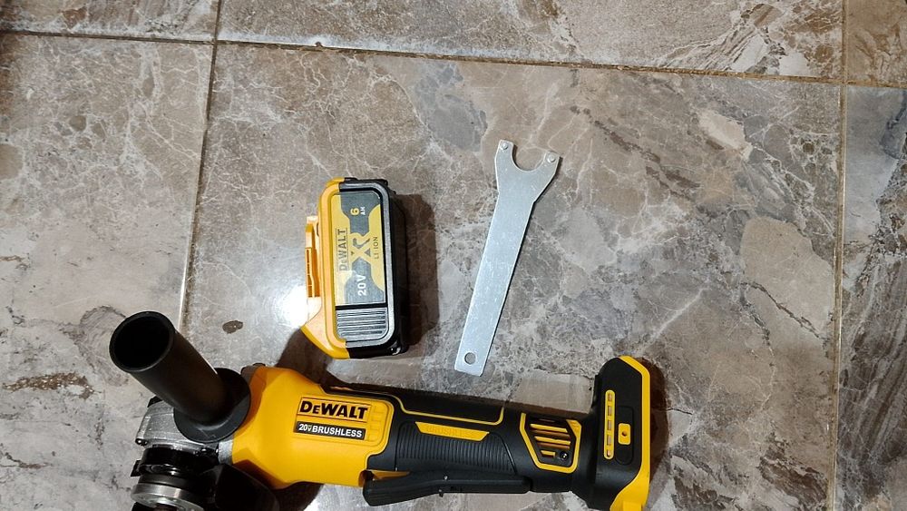 Flex cu variator dewalt și o baterie de 6A