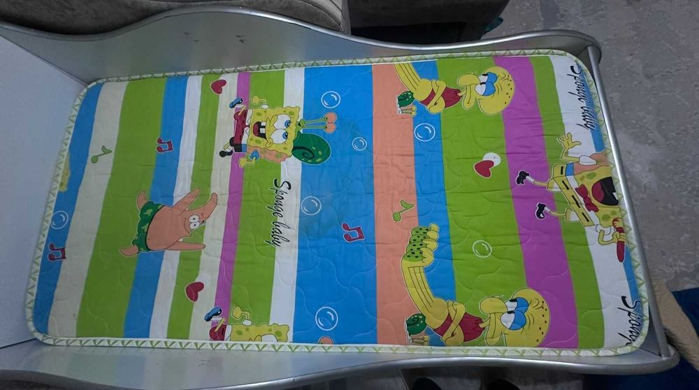 продам десткую кровать с матрасом