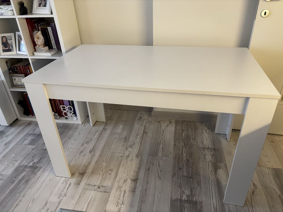 Продавам трапезна маса