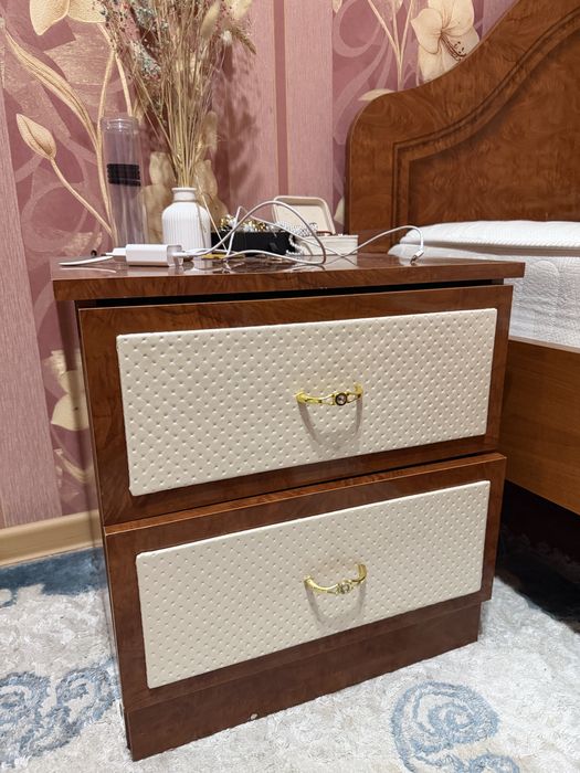 Продам кровь и две тумбочки