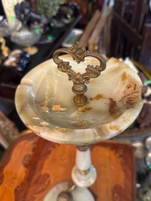 Scrumieră cu picior realizată din onix și bronz