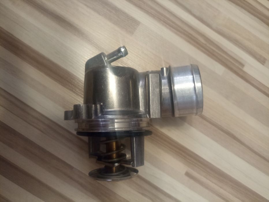 Термостат за w140 s600 m120 двигател нов.