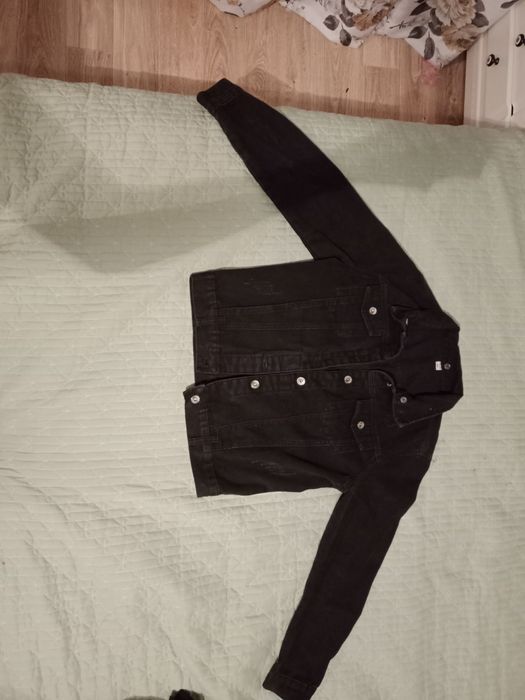 Продаю джинсовую куртку на девочку и мальчика