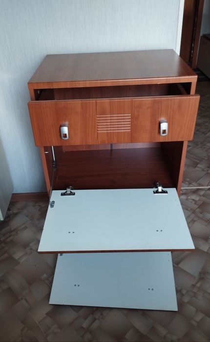 Комоды и тумба под телевизор.