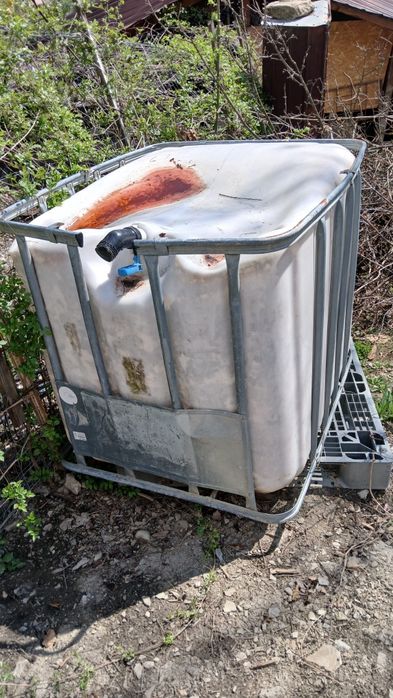 Bidon 1000l cu cadru de fier si palet plastic