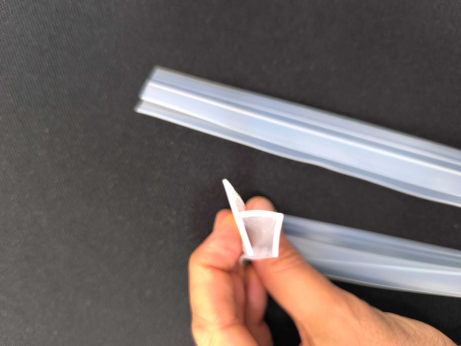 Силиконово уплътнение за стъклена врата магазин 10мм