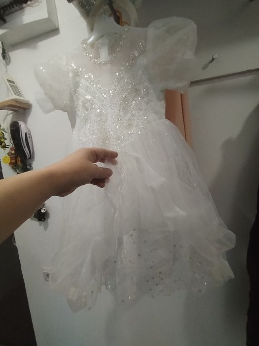 Rochiță fetite ocazie, alba, cu paiete și perle în gâtului, mărime 130