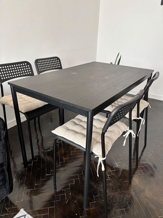 Трапезна маса с четири стола