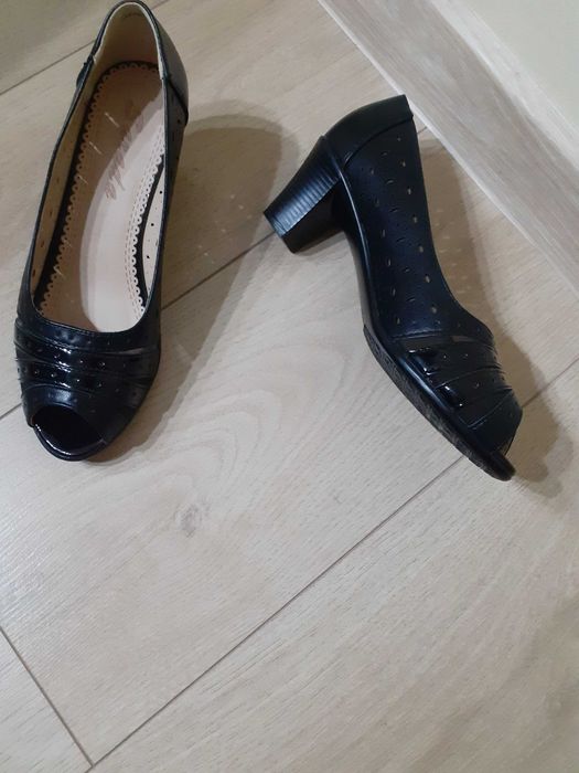 Pantofi dama deschise in fata