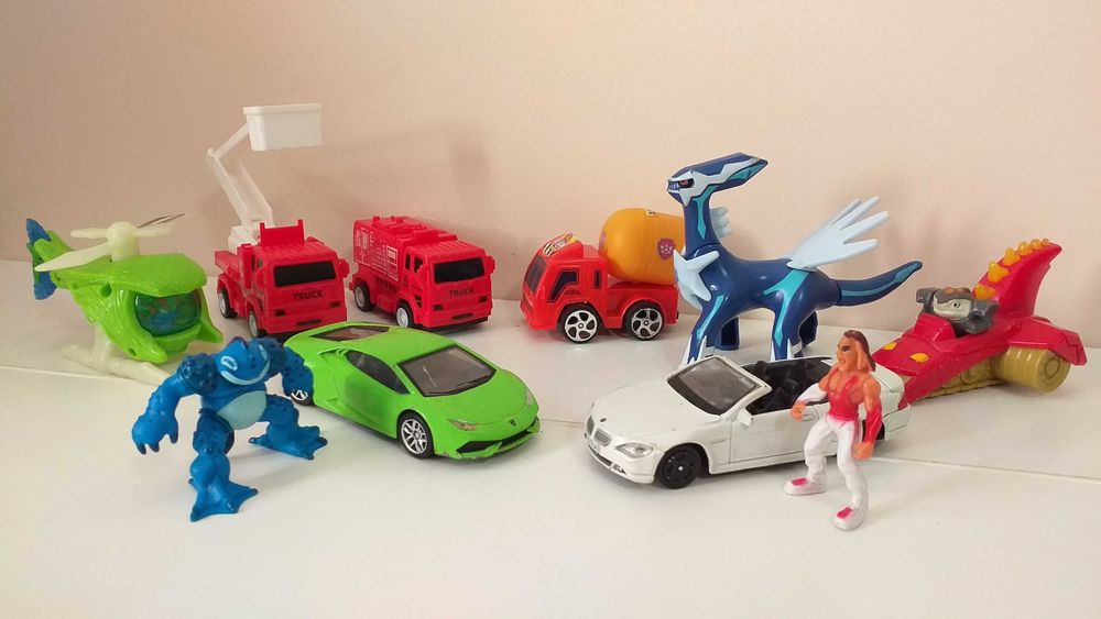 lot diverse jucarii figurine transformers robotei camioane masinute