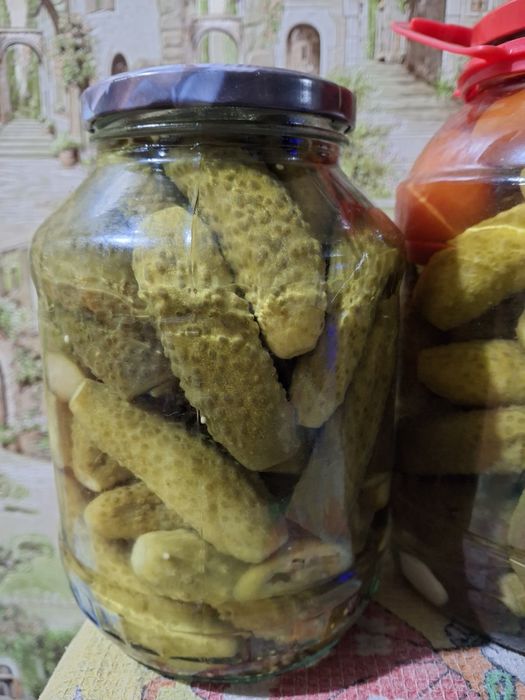 Продам  огурцы,помидорки,ассорти