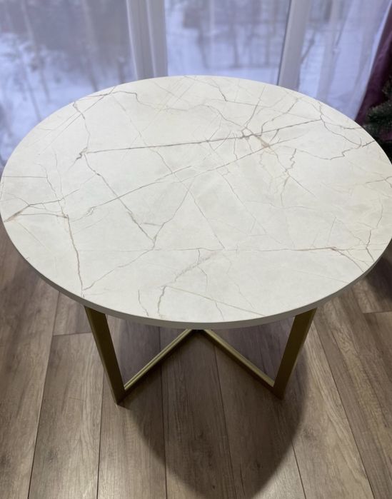 Продам стол 100 на 100 и два стула