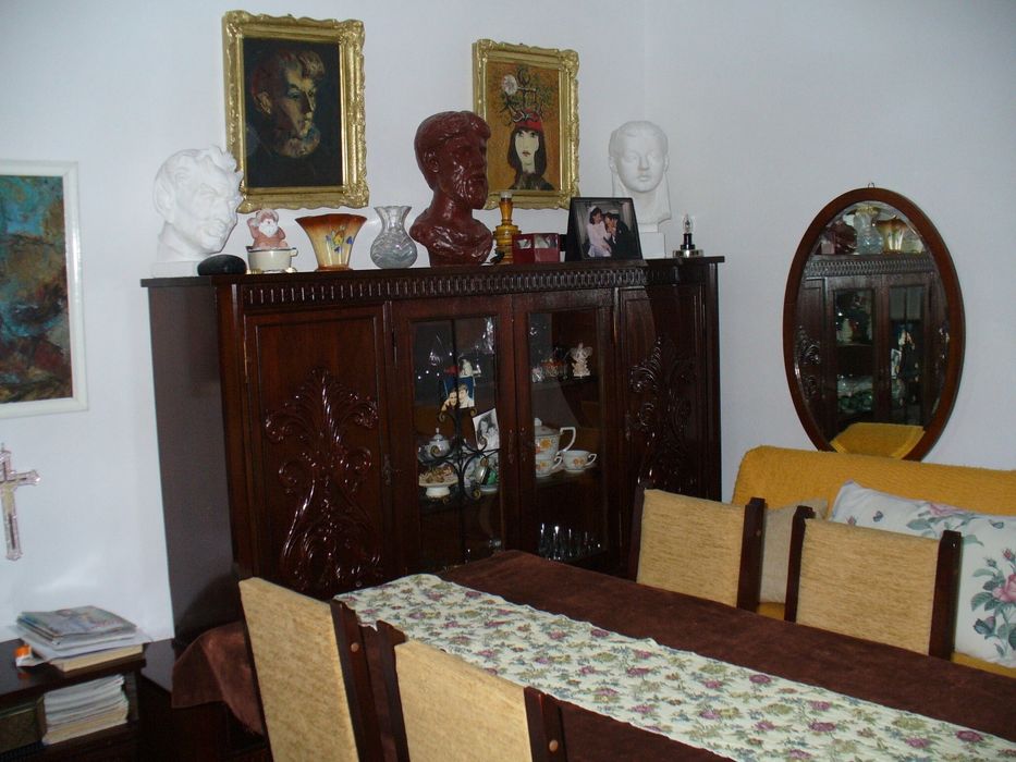 Dulap vechi de sufragerie. Bonus dulap cu vitrina