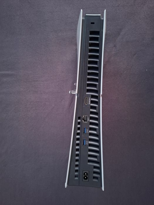 Vând ps5 slim digital 1 TB + 1 maneta
