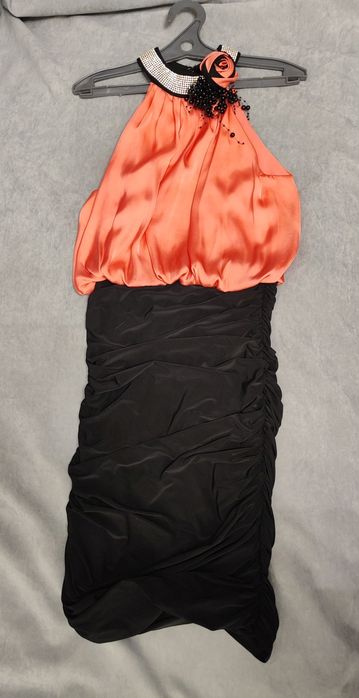 Платье с открытой спиной и стразами