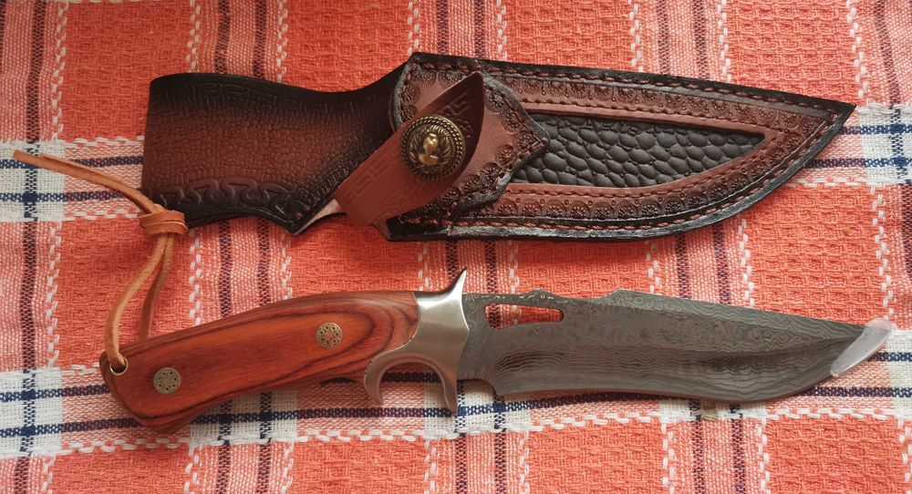 Ловен нож дамаска стомана сърцевина VG10 кожена кания