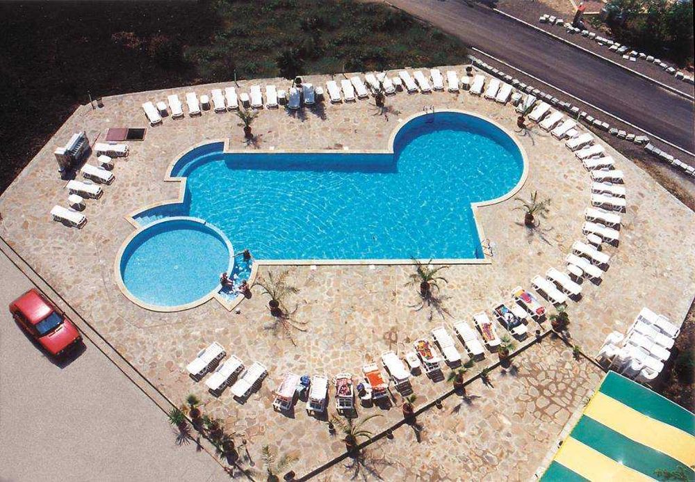 Продава се Хотел в к.к. Слънчев бряг - 6070 кв.м за 742 €/кв.м - Снимка #1