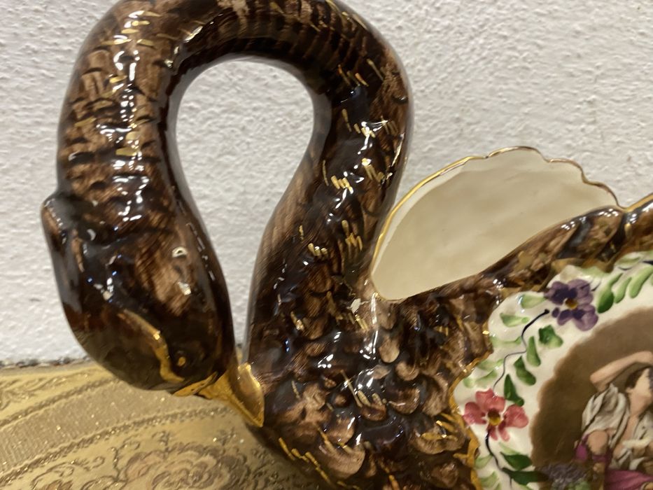 Белгийска кашпа от порцелан лебед