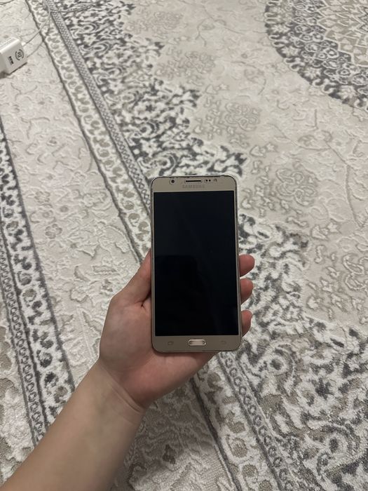 Самсунг J7 2016года