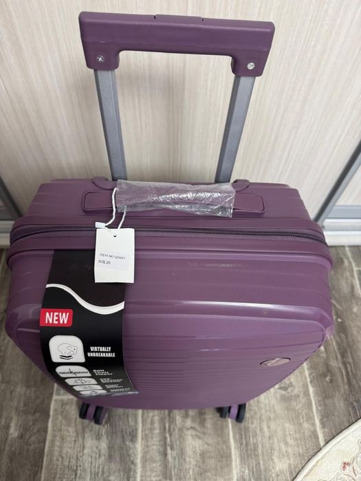 Продам новый чемодан