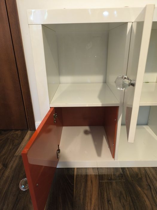 Шкаф IKEA KALLAX 2×2 с вратички – много добро състояние