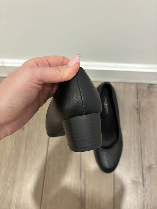 Туфли черные на маленьком каблуке