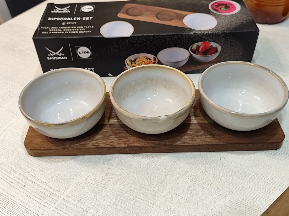 Set 3 boluri ceramice pentru sosuri/aperitive Sansibar, cu suport din lemn de acacia
