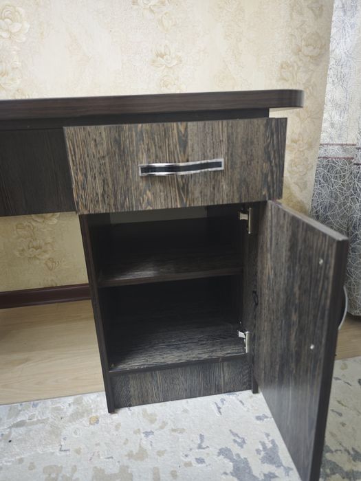 Продам письменный стол .