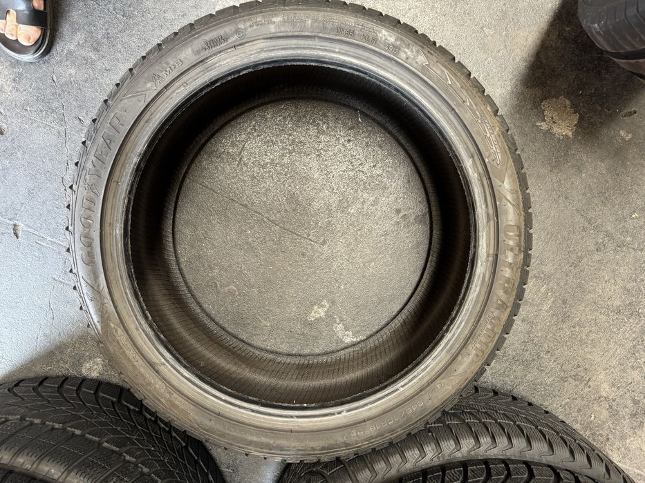 245/40/19 goodyear  M+S