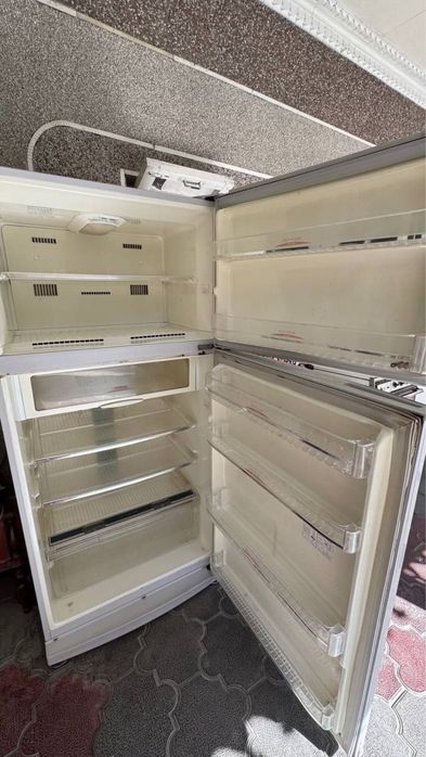 Корейский Холодильник большой в рабочем состояние