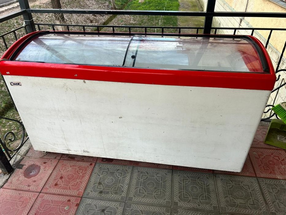 Морозильник рабочий  мотор требует ремонта имеются сетки для товара