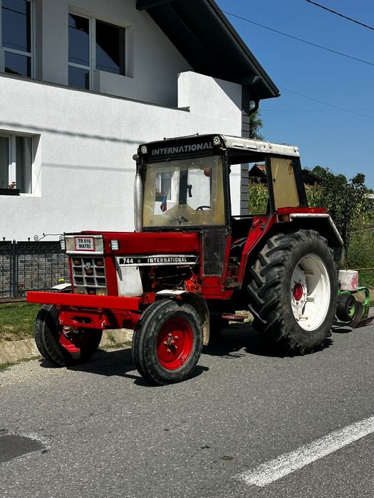 Tractor International 744