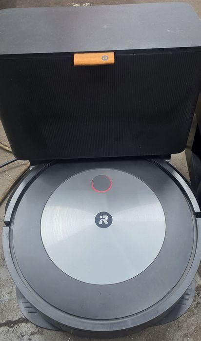 Продавам Irobot j7