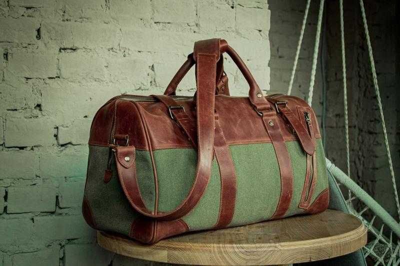 Geantă de voiaj din piele. Geantă de călătorie din piele naturală și konvas. Travel bag. Duffel Bag