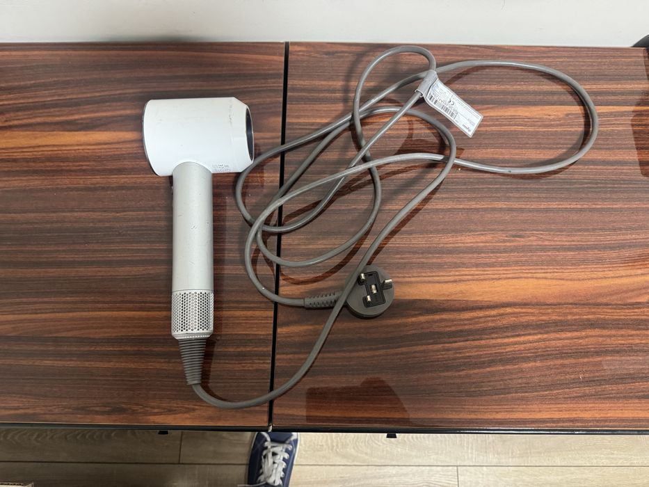 Фен для волос dyson