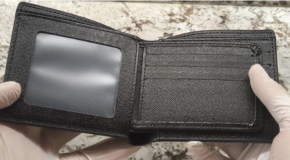 Мъжки портфейли Louis Vuitton с кутия.