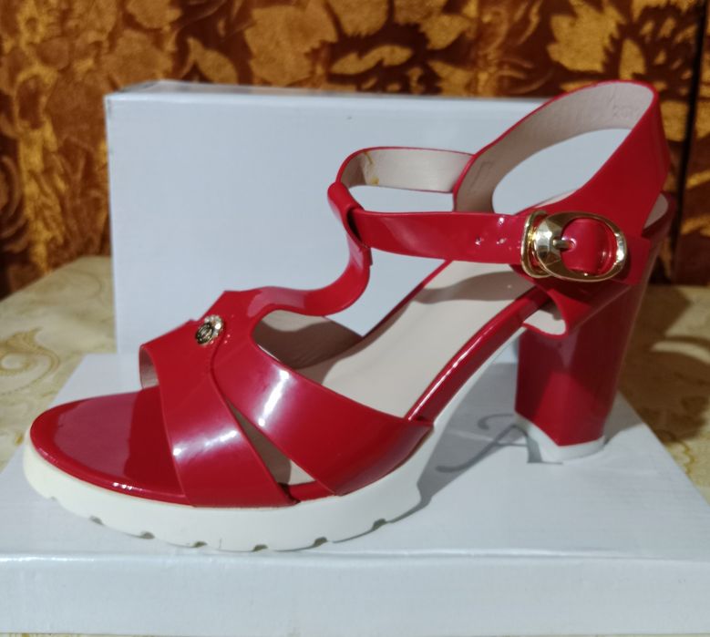 Продам босоножки