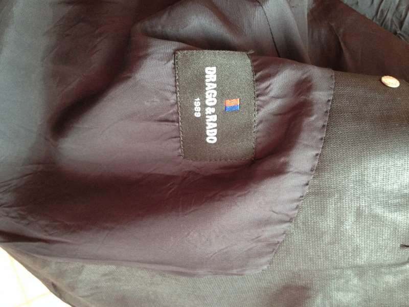 Продавам чисто нов марков Костюм !