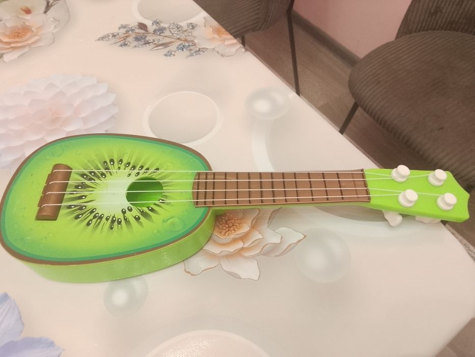 Продам детскую гитару